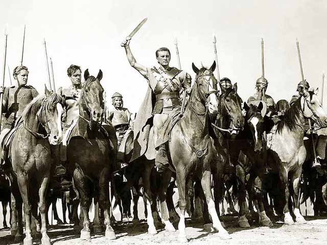 Kirk Douglas as Spartacus, planning the attack and choosing battlefield.